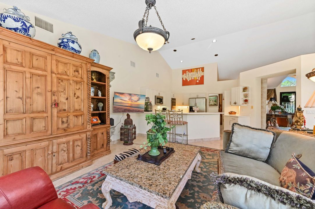 Activo con contrato: $10,750 (3 camas, 3 baños, 2325 Pies cuadrados)