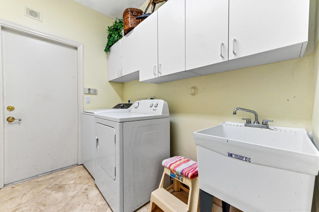 Activo con contrato: $10,750 (3 camas, 3 baños, 2325 Pies cuadrados)