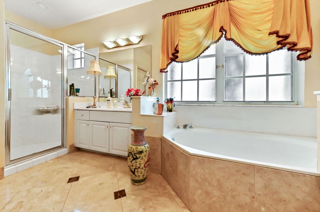 Activo con contrato: $10,750 (3 camas, 3 baños, 2325 Pies cuadrados)