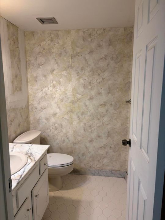 Active With Contract: $134,900 (1 beds, 1 baths, 894 Square Feet)