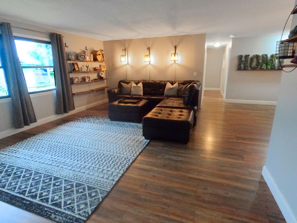 合同活跃: $420,000 (3 贝兹, 2 浴室, 2180 平方英尺)