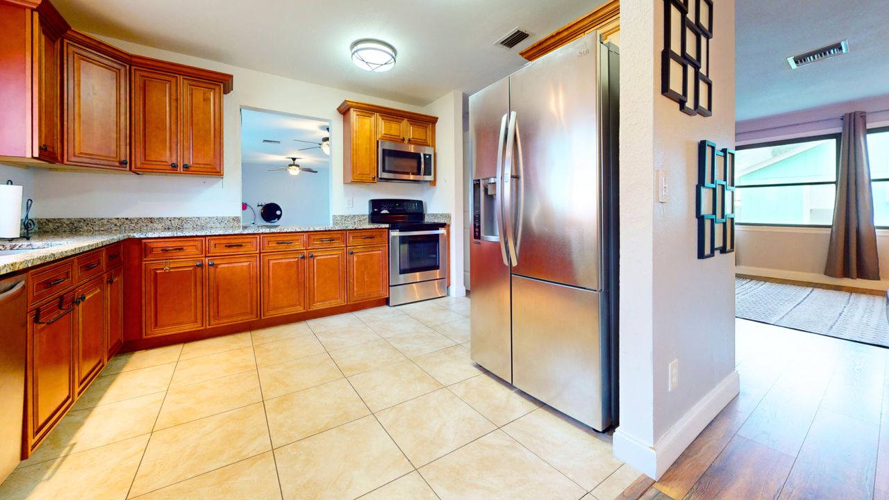 合同活跃: $420,000 (3 贝兹, 2 浴室, 2180 平方英尺)