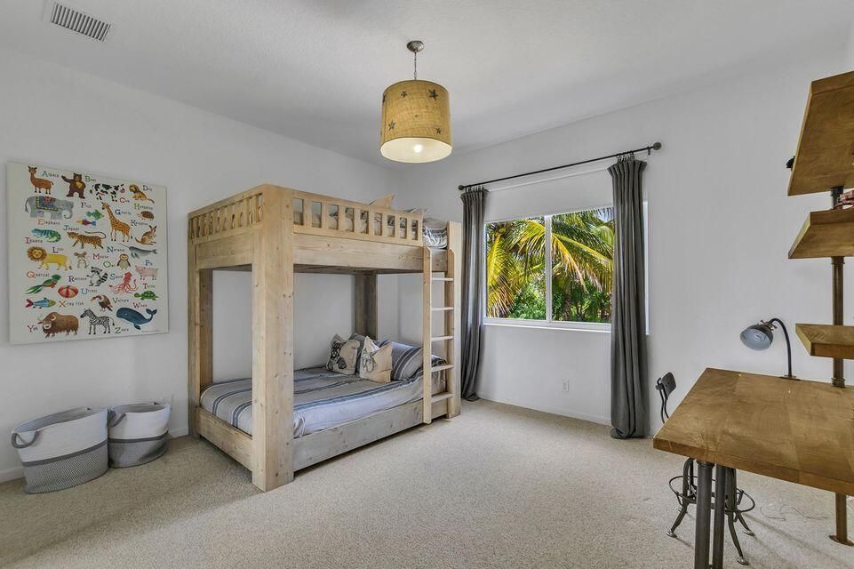 В аренду: $16,000 (5 спален, 4 ванн, 4177 Квадратных фут)