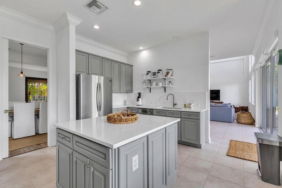 В аренду: $16,000 (5 спален, 4 ванн, 4177 Квадратных фут)