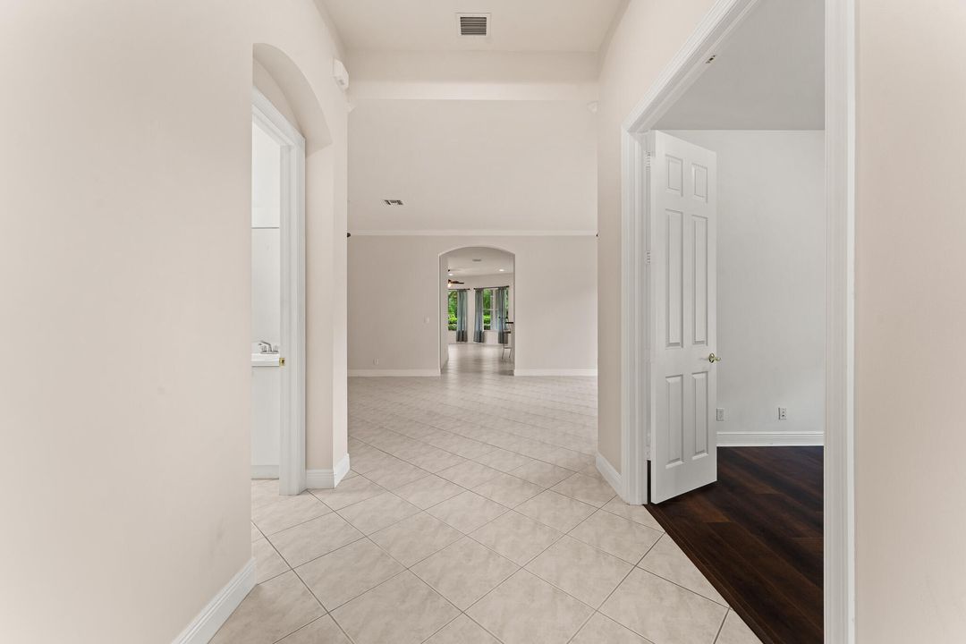 En Venta: $695,000 (2 camas, 2 baños, 2369 Pies cuadrados)