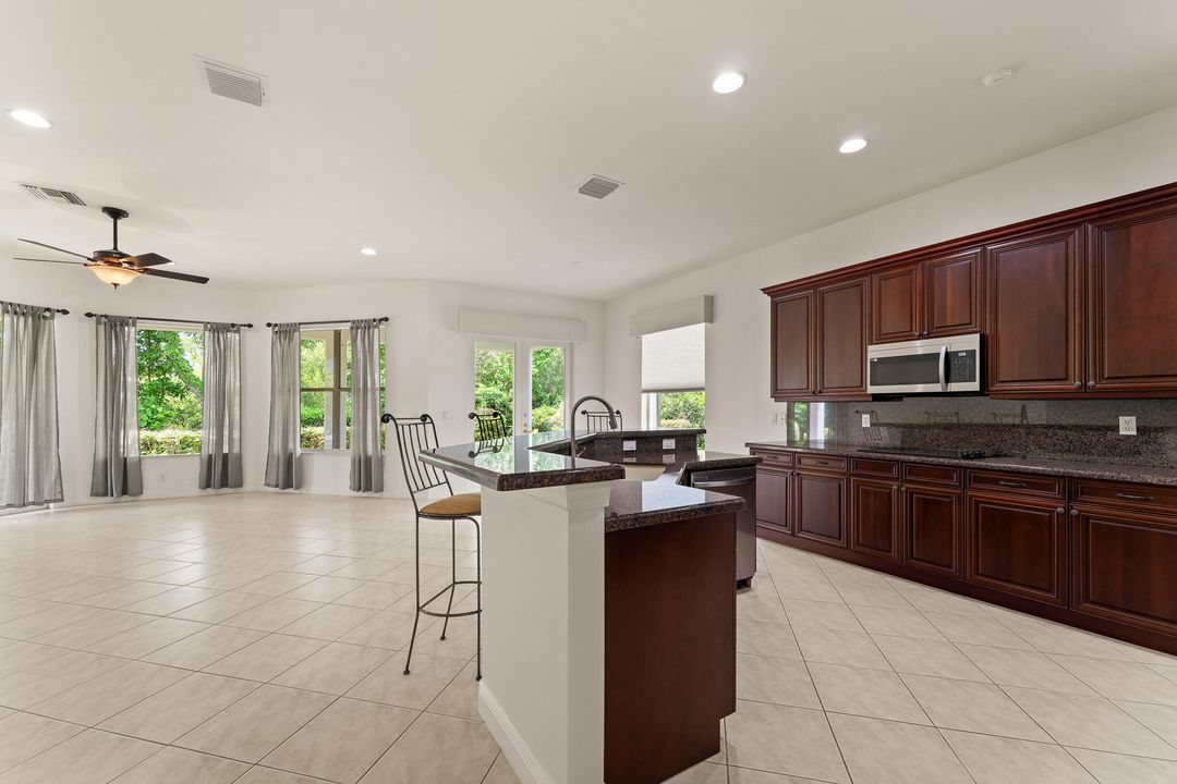 En Venta: $695,000 (2 camas, 2 baños, 2369 Pies cuadrados)