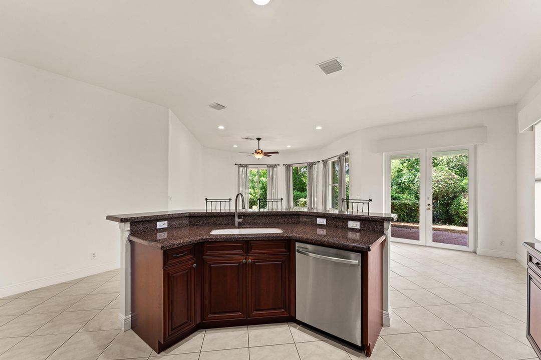 En Venta: $695,000 (2 camas, 2 baños, 2369 Pies cuadrados)