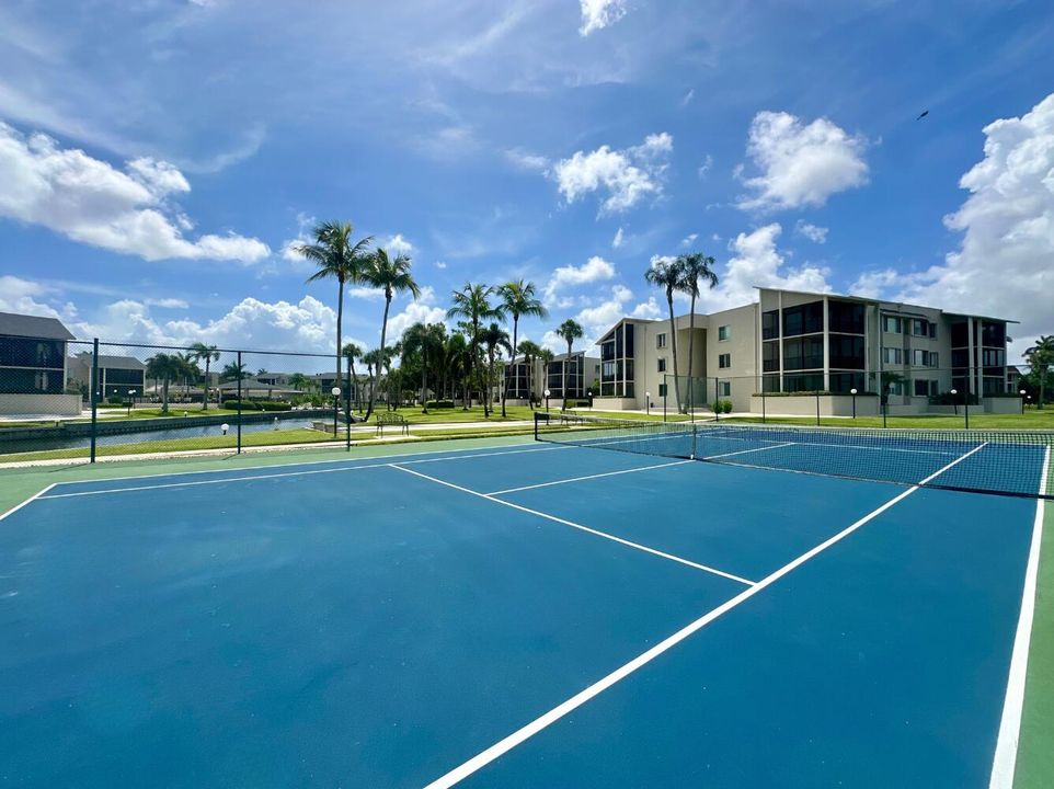 Под контрактом: $299,999 (2 спален, 2 ванн, 1537 Квадратных фут)