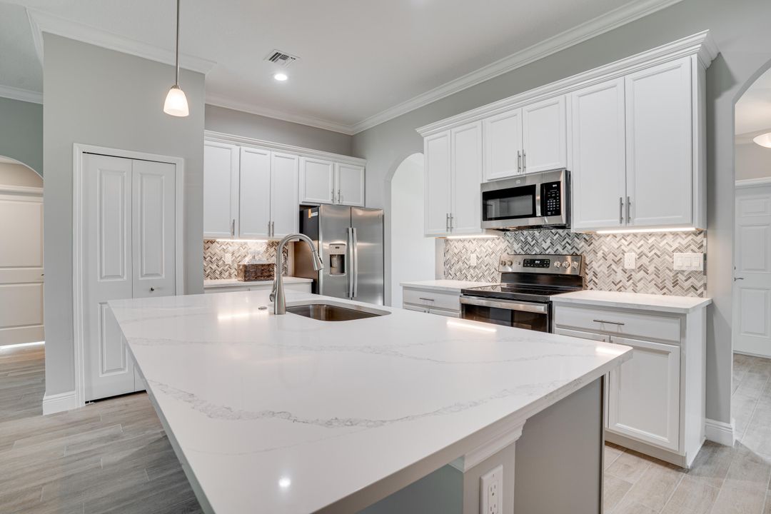 Activo con contrato: $2,900 (5 camas, 2 baños, 2138 Pies cuadrados)