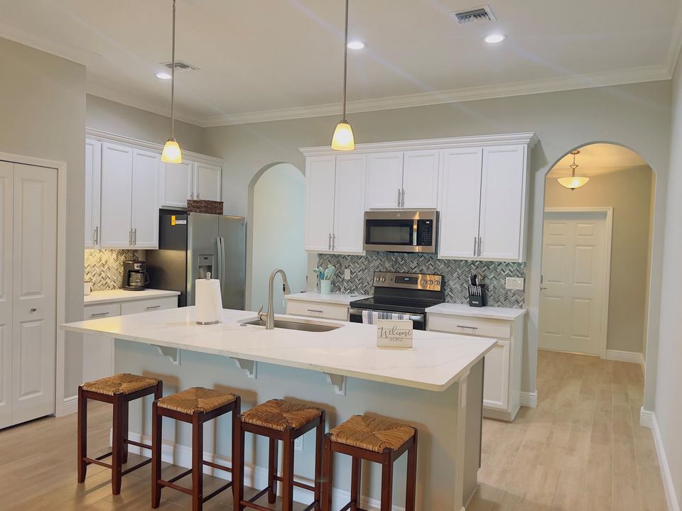 Activo con contrato: $2,900 (5 camas, 2 baños, 2138 Pies cuadrados)