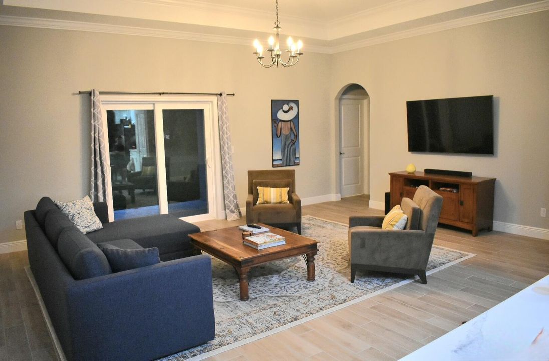 Activo con contrato: $2,900 (5 camas, 2 baños, 2138 Pies cuadrados)