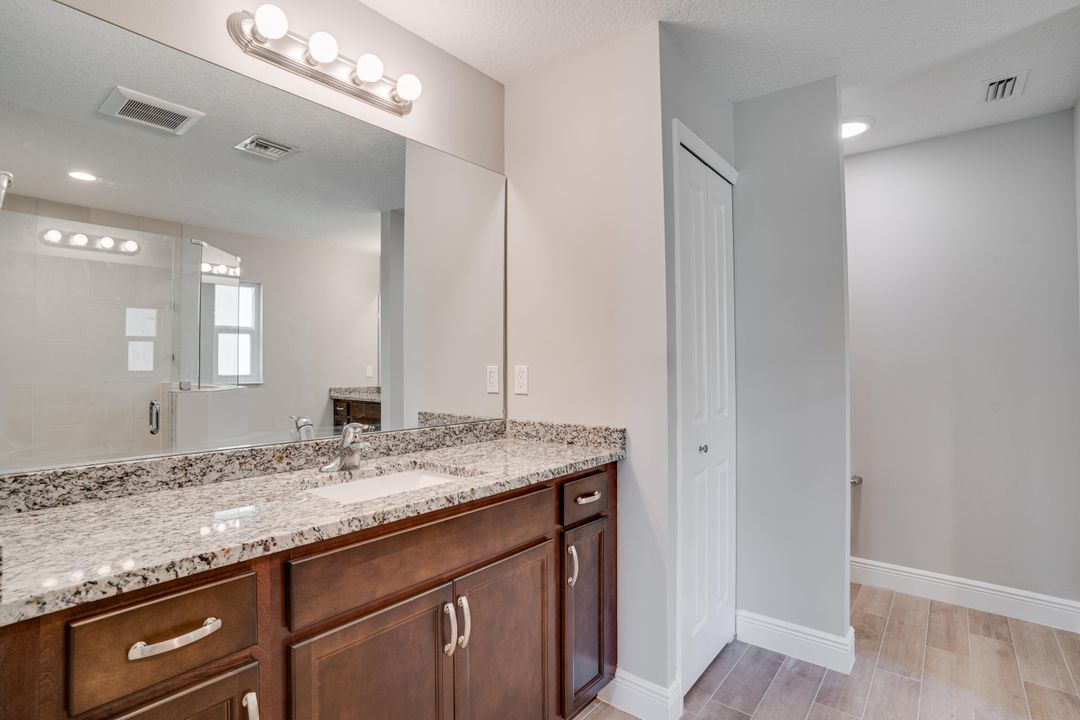 Activo con contrato: $2,900 (5 camas, 2 baños, 2138 Pies cuadrados)