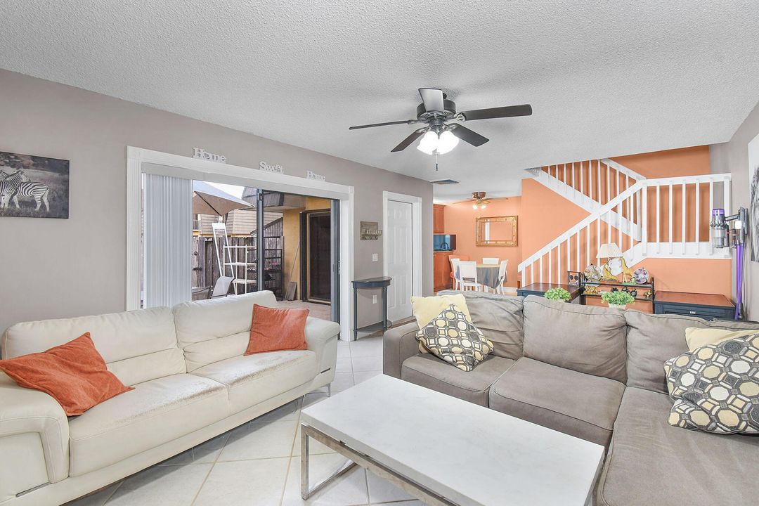 合同活跃: $262,500 (2 贝兹, 2 浴室, 1236 平方英尺)