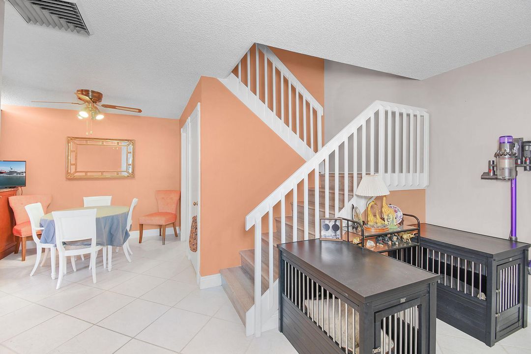 合同活跃: $262,500 (2 贝兹, 2 浴室, 1236 平方英尺)