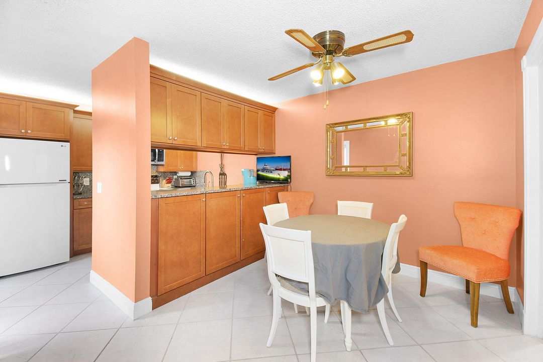 合同活跃: $262,500 (2 贝兹, 2 浴室, 1236 平方英尺)