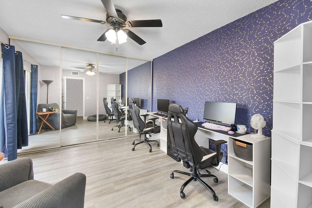 合同活跃: $262,500 (2 贝兹, 2 浴室, 1236 平方英尺)