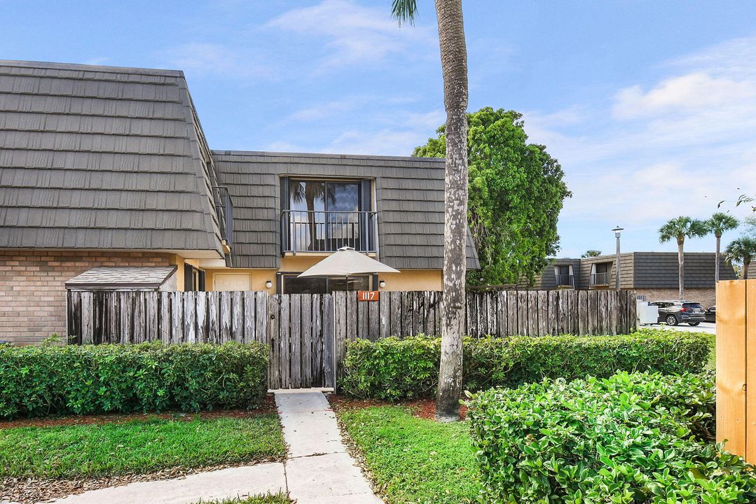 合同活跃: $262,500 (2 贝兹, 2 浴室, 1236 平方英尺)