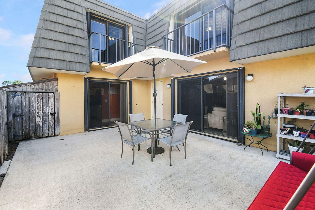 合同活跃: $262,500 (2 贝兹, 2 浴室, 1236 平方英尺)