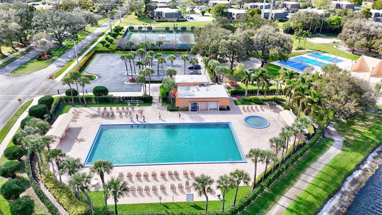 合同活跃: $262,500 (2 贝兹, 2 浴室, 1236 平方英尺)