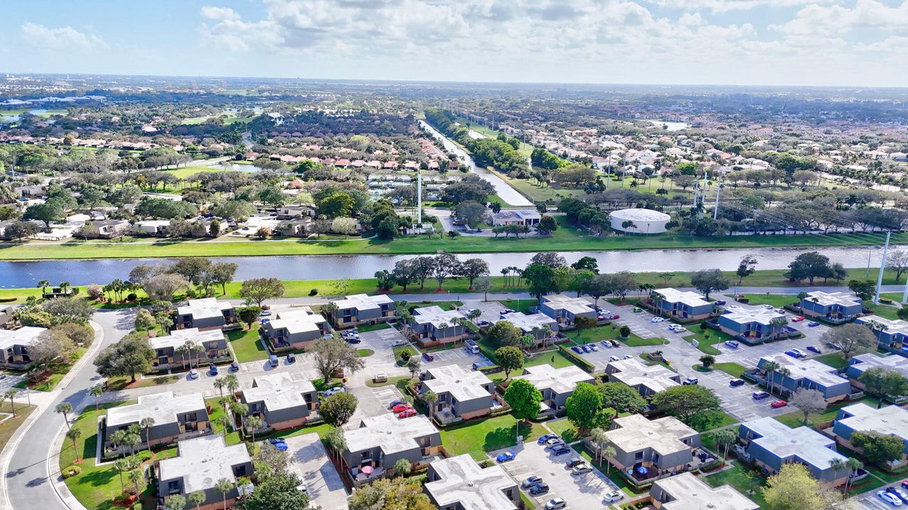 合同活跃: $262,500 (2 贝兹, 2 浴室, 1236 平方英尺)