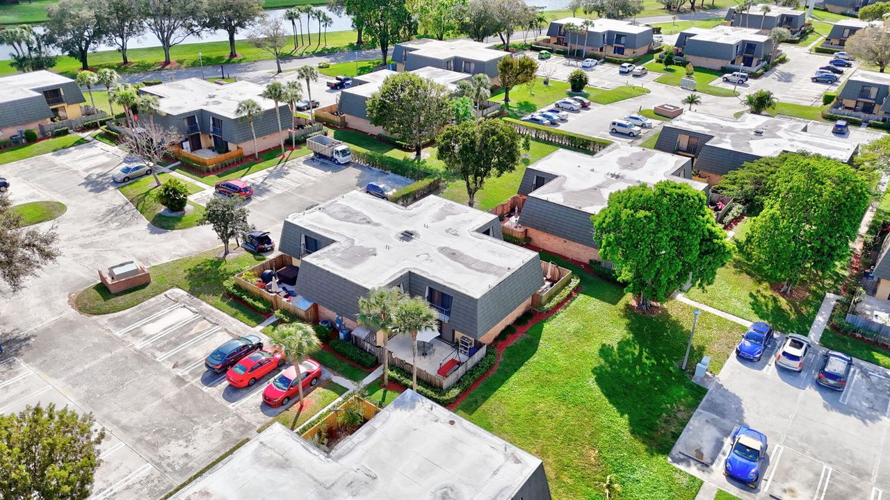 合同活跃: $262,500 (2 贝兹, 2 浴室, 1236 平方英尺)