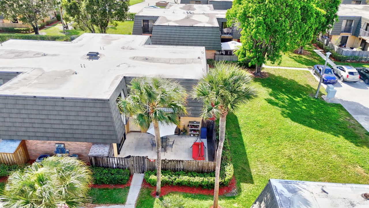 合同活跃: $262,500 (2 贝兹, 2 浴室, 1236 平方英尺)