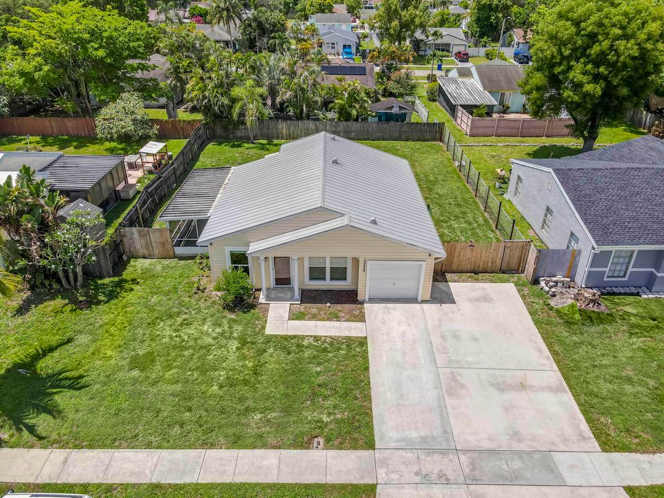 Active With Contract: $424,970 (3 beds, 1 baths, 1085 Square Feet)