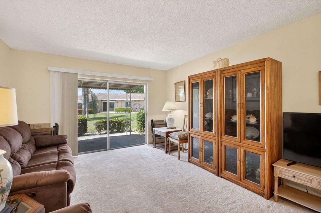 Active With Contract: $159,000 (2 beds, 1 baths, 908 Square Feet)