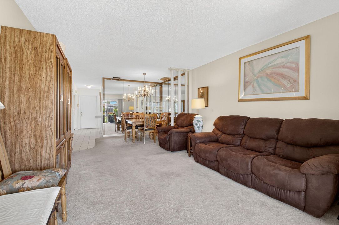 Active With Contract: $159,000 (2 beds, 1 baths, 908 Square Feet)