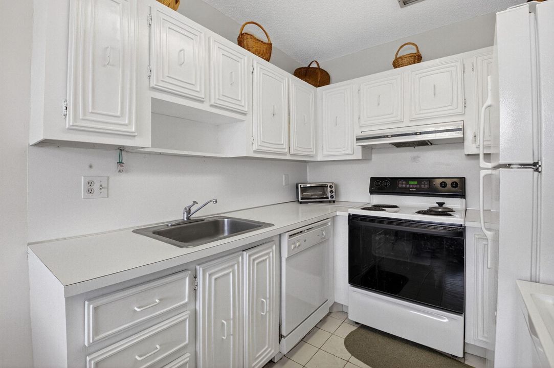 Active With Contract: $159,000 (2 beds, 1 baths, 908 Square Feet)