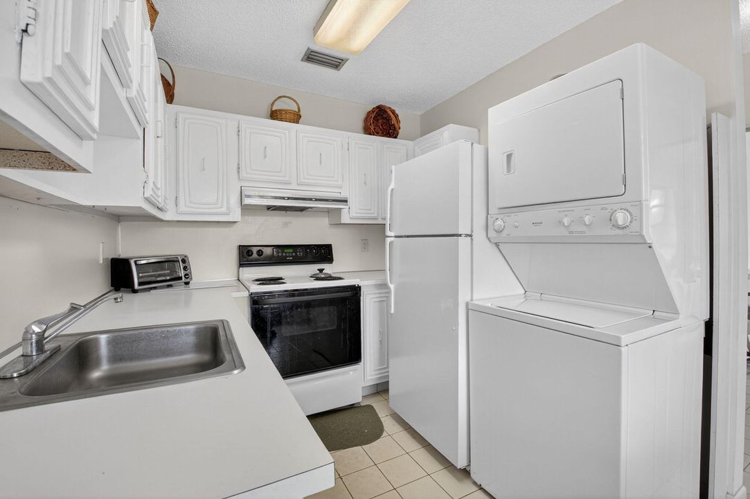 Active With Contract: $159,000 (2 beds, 1 baths, 908 Square Feet)