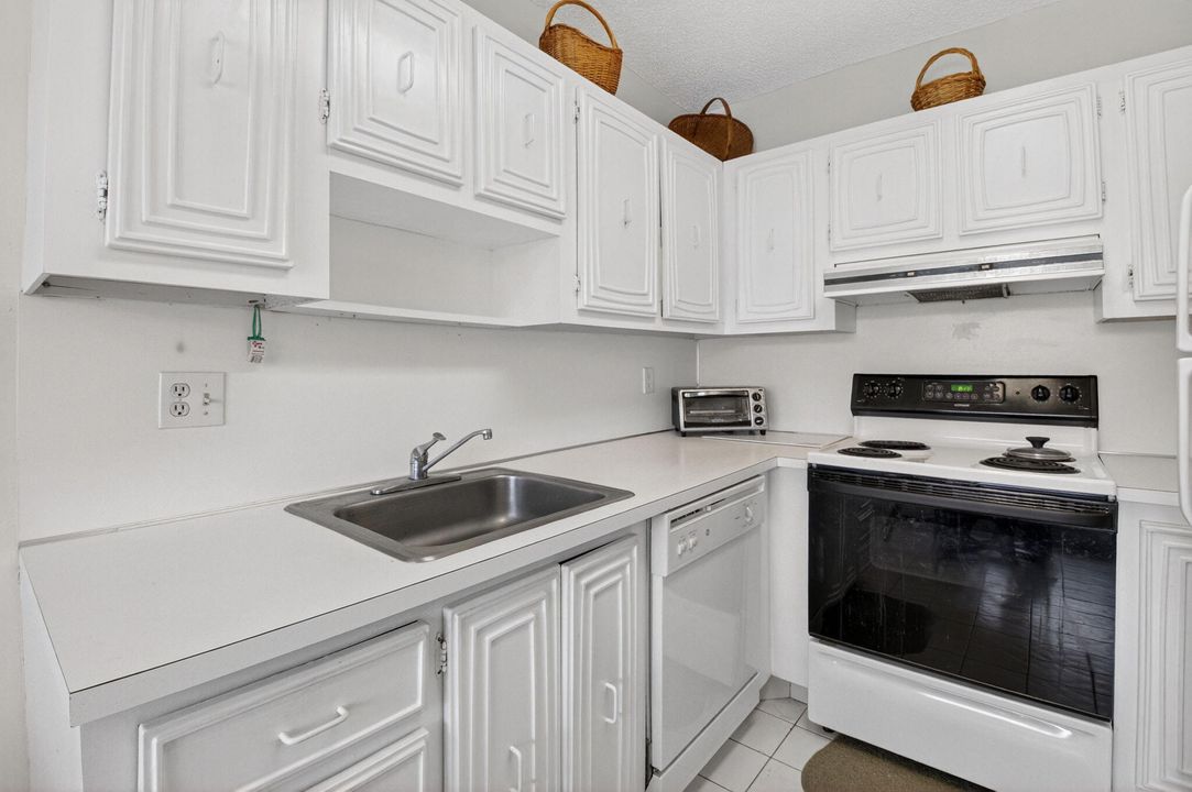 Active With Contract: $159,000 (2 beds, 1 baths, 908 Square Feet)