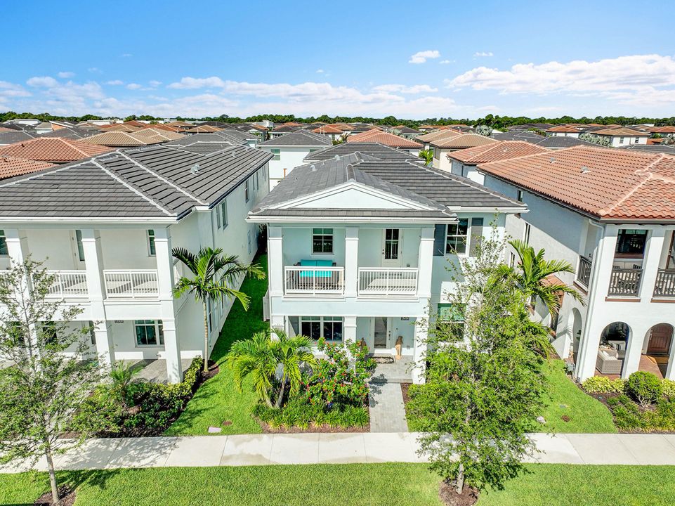 Active With Contract: $1,999,000 (4 beds, 4 baths, 3698 Square Feet)