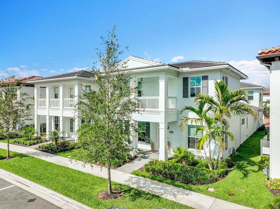 Active With Contract: $1,999,000 (4 beds, 4 baths, 3698 Square Feet)
