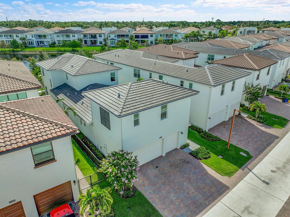 Active With Contract: $1,999,000 (4 beds, 4 baths, 3698 Square Feet)