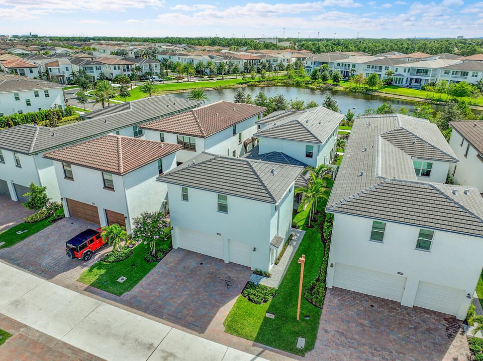 Active With Contract: $1,999,000 (4 beds, 4 baths, 3698 Square Feet)