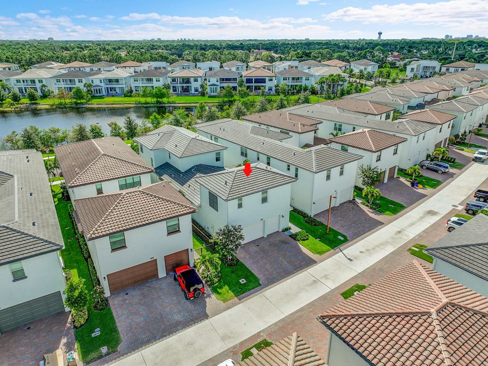 Active With Contract: $1,999,000 (4 beds, 4 baths, 3698 Square Feet)