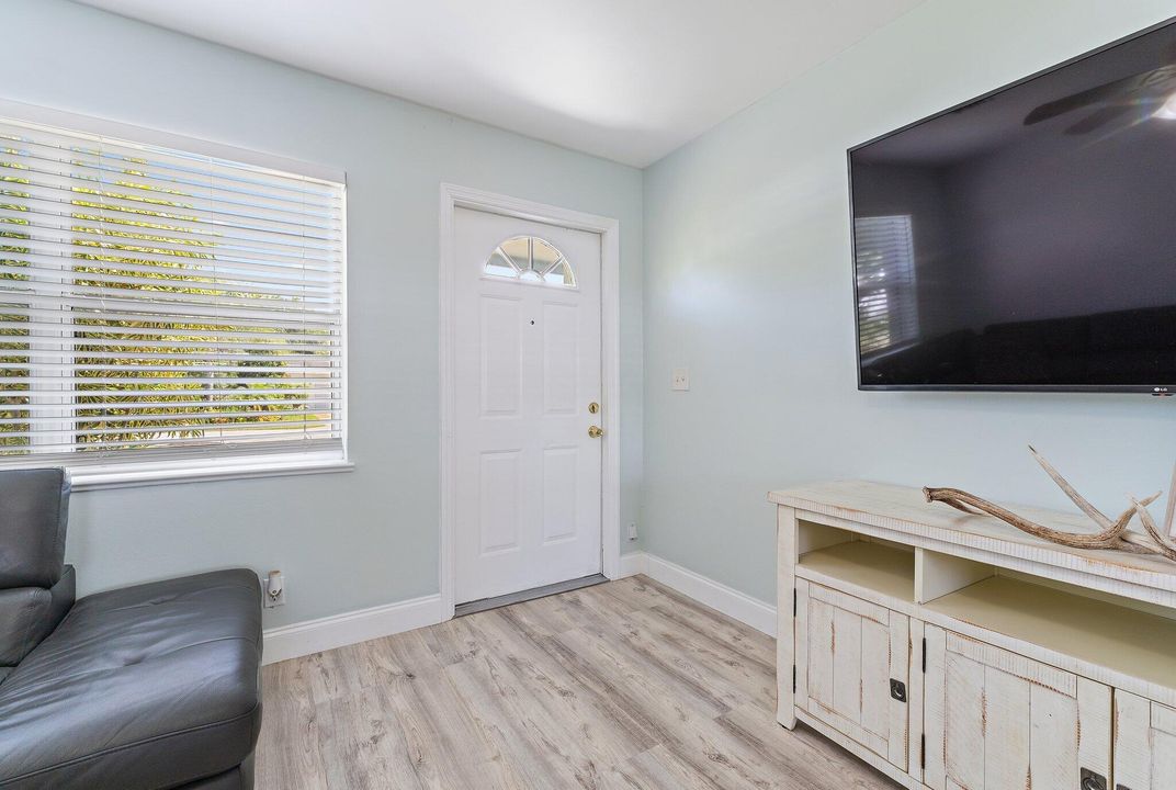 На продажу: $399,900 (4 спален, 2 ванн, 1287 Квадратных фут)