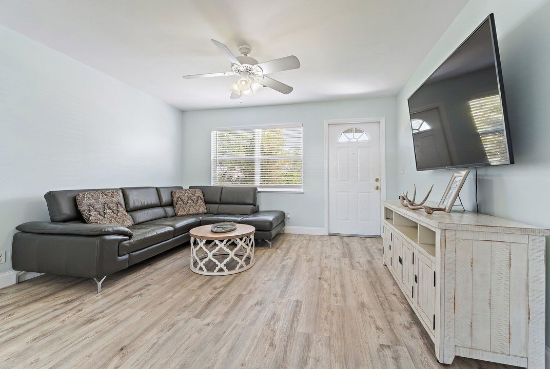 На продажу: $399,900 (4 спален, 2 ванн, 1287 Квадратных фут)