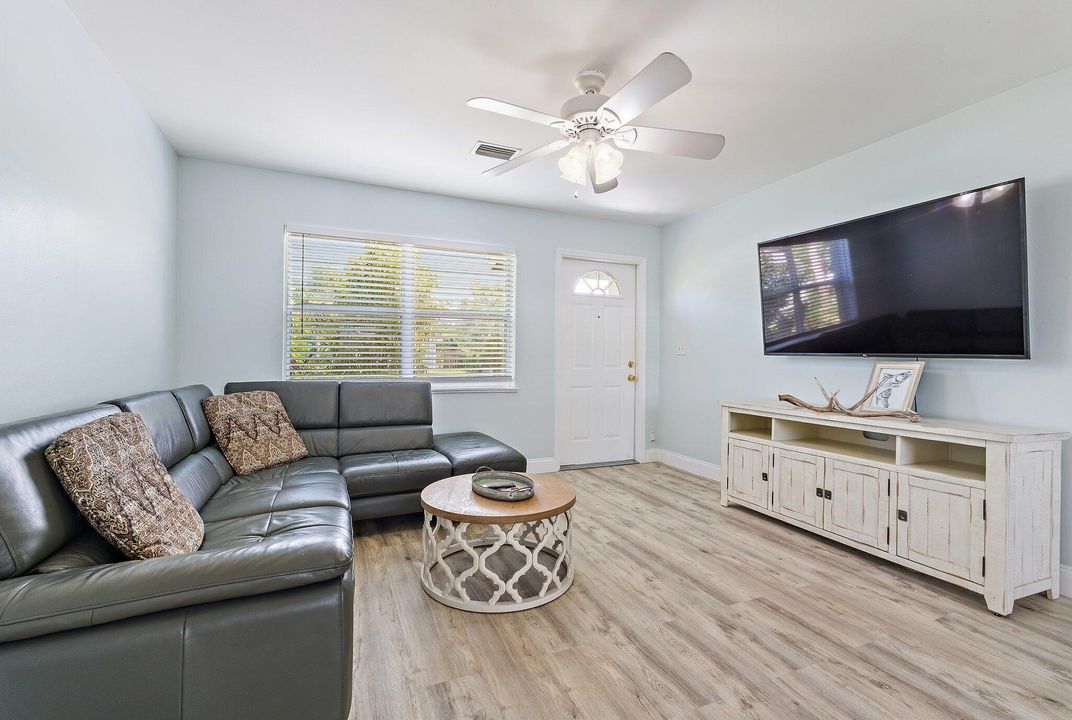 На продажу: $399,900 (4 спален, 2 ванн, 1287 Квадратных фут)