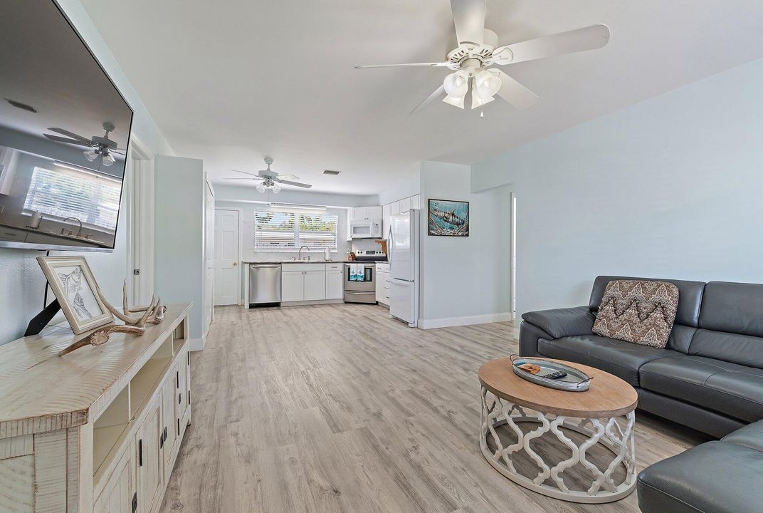 На продажу: $399,900 (4 спален, 2 ванн, 1287 Квадратных фут)