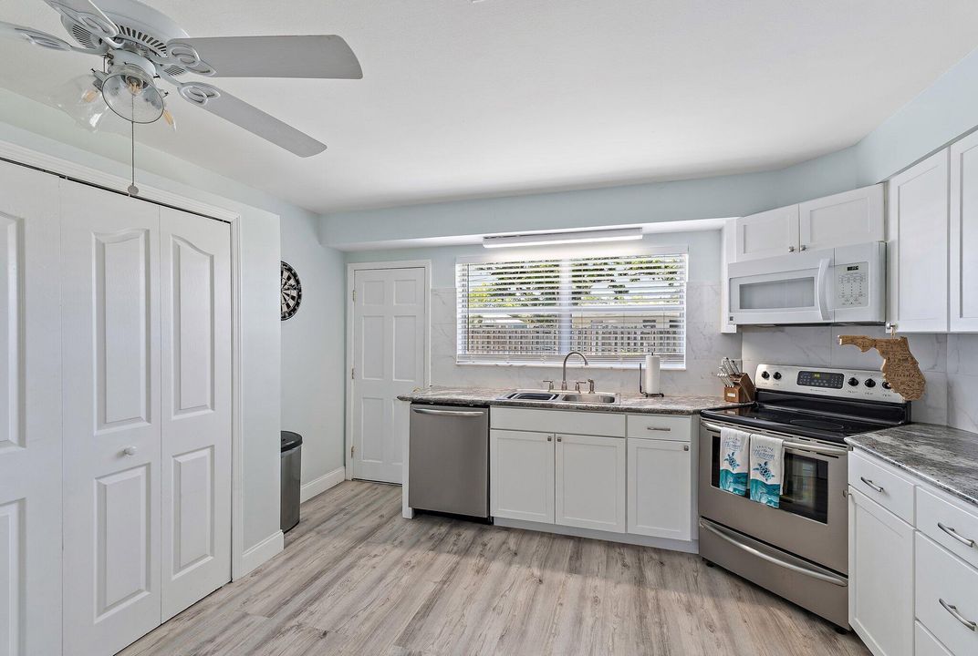 На продажу: $399,900 (4 спален, 2 ванн, 1287 Квадратных фут)