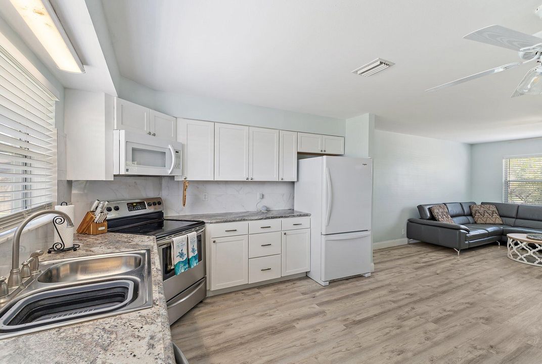 На продажу: $399,900 (4 спален, 2 ванн, 1287 Квадратных фут)