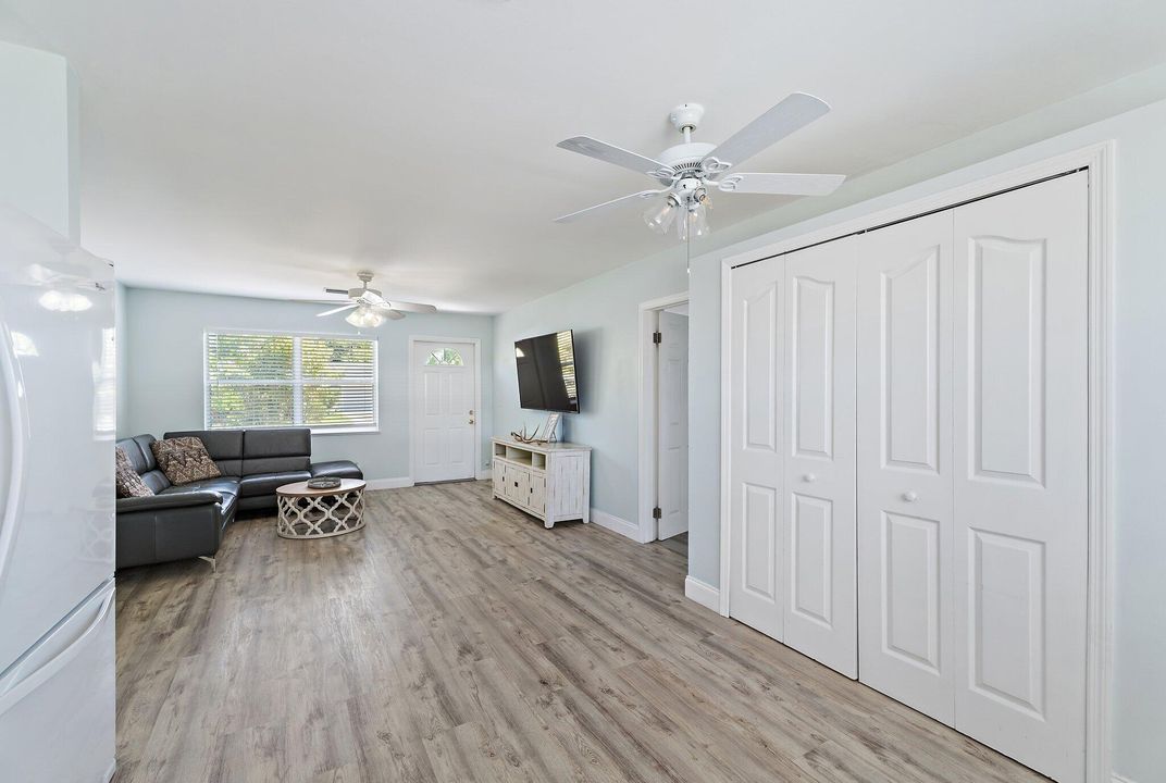 На продажу: $399,900 (4 спален, 2 ванн, 1287 Квадратных фут)