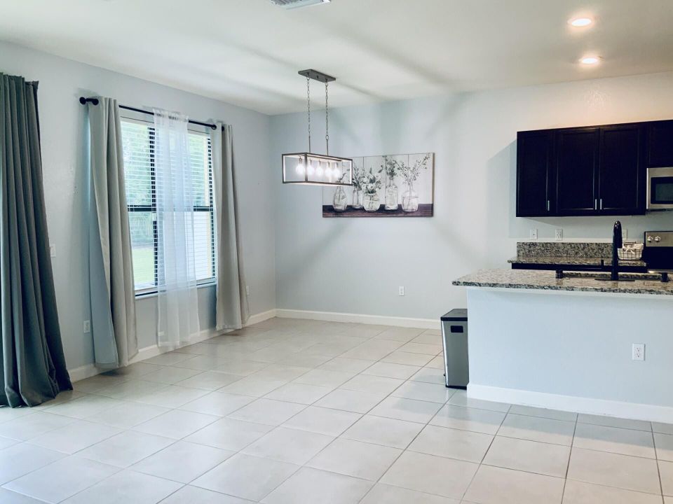 待售: $275,000 (3 贝兹, 2 浴室, 1685 平方英尺)