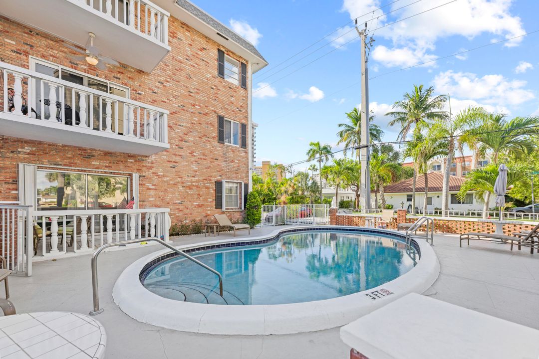 For Sale: $180,000 (2 beds, 2 baths, 840 Square Feet)