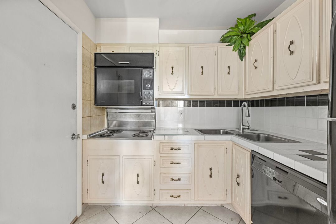 For Sale: $180,000 (2 beds, 2 baths, 840 Square Feet)