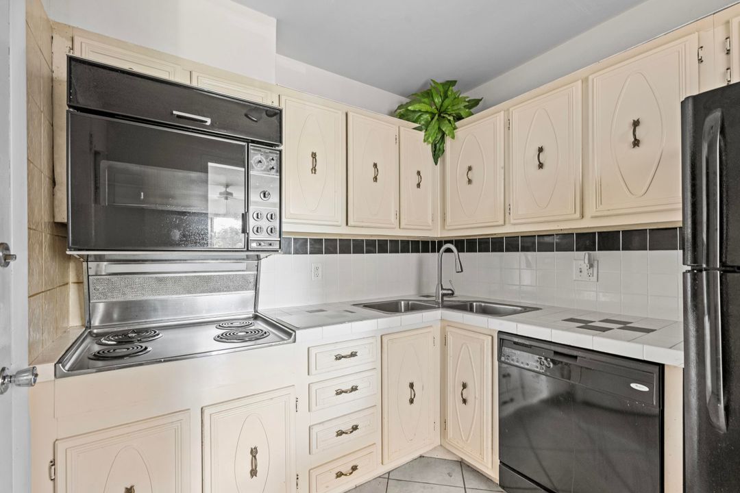 For Sale: $180,000 (2 beds, 2 baths, 840 Square Feet)