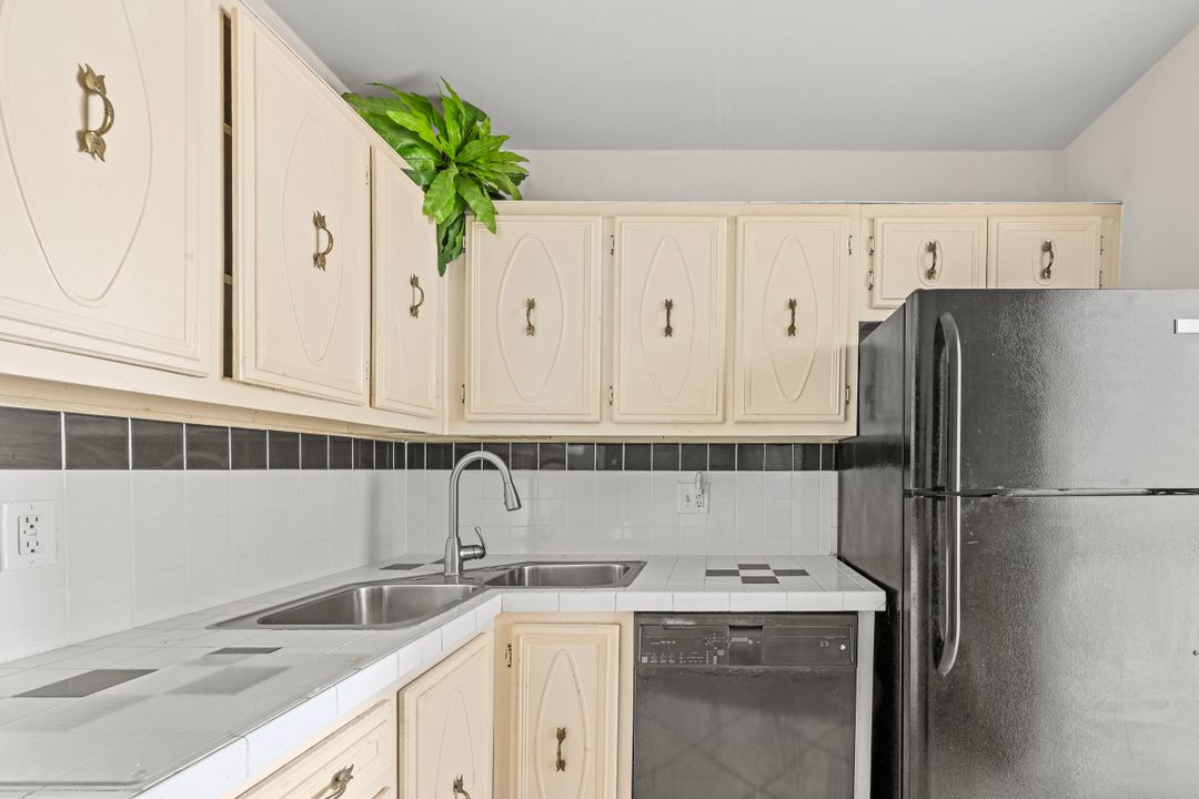 For Sale: $180,000 (2 beds, 2 baths, 840 Square Feet)