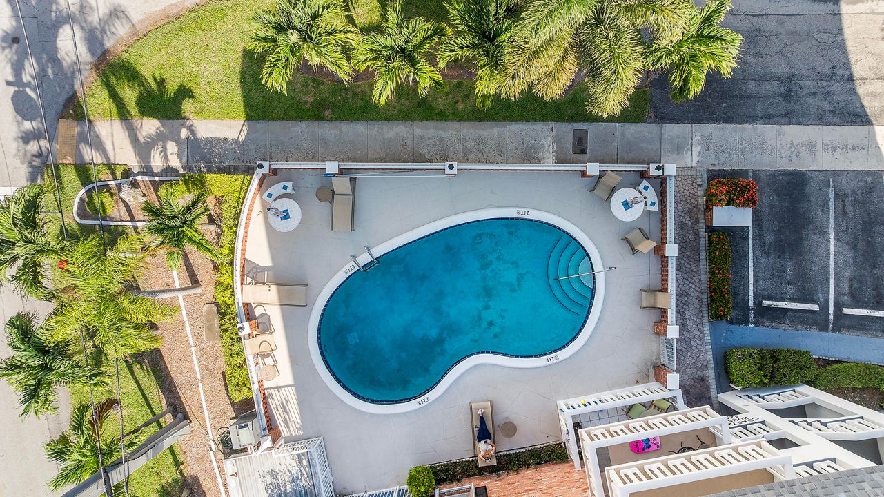 For Sale: $180,000 (2 beds, 2 baths, 840 Square Feet)